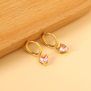 Pendientes de aro en forma de corazón chapados en oro con cristal rosa y engaste de garra para uso diario - Product Image 3