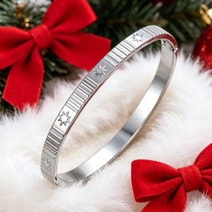 Bracelet manchette texturé en acier inoxydable gravé soleil et étoile, plaqué or/argent, style minimaliste, pour femme et jeune fille, idéal pour le quotidien et les anniversaires - Product Image 4