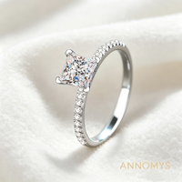 Bague Solitaire Moissanite en Argent Sterling 925 Plaqué Rhodium avec Pavé Princesse sur l'Épaule pour Femme - Vente en Gros