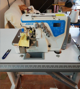 Máquina de Coser <span class=keywords><strong>Overlock</strong></span> <span class=keywords><strong>Automática</strong></span> <span class=keywords><strong>JACK</strong></span> <span class=keywords><strong>C4</strong></span> de Segunda Mano, 2 Agujas, 5 Hilos, en Buen Estado de Funcionamiento - Product Image 3