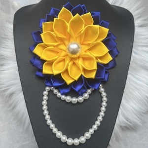Spilla a Fiore con Nastro Colorato Ispirata a Sorority DST SGRho ZPB OES Jack and Jill of America ecc., Decorata con Elegante Catena di Perle - Product Image 4