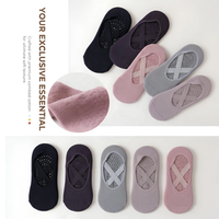 Chaussettes de Pilates mi-mollet antidérapantes style ballet avec sangles croisées pour le yoga, la danse barre et l'entraînement en studio – Vente en gros