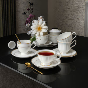 Ensemble de tasses à café et soucoupes en porcelaine fine avec garniture dorée de luxe personnalisable - Product Image 6
