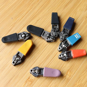 थोक कस्टम लोगो बैग कुंजी लॉकिंग जिपर स्लाइडर प्लास्टिक सामग्री कस्टम लोगो सामान जिपर स्लाइडर - Product Image 2