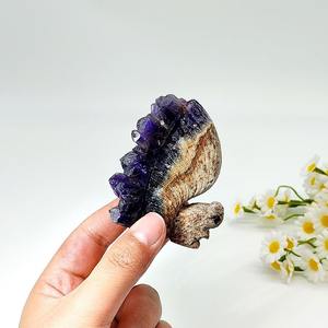 Ornement de luxe artisanal écologique en améthyste naturelle en grappe, motif petit écureuil dessin animé, cristal de chrysanthème brut pour la maison - Product Image 1