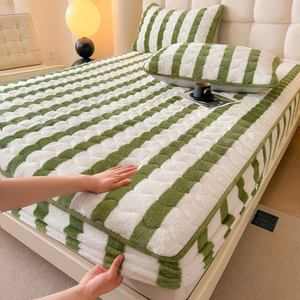 Coprimaterasso Invernale Imbottito in Velluto Ricamato <span class=keywords><strong>3</strong></span> Pezzi con Protezione in Pile di Corallo Extra Morbido per Tutte le Stagioni - Product Image 4