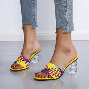 Sandal wanita anyaman kontras dengan hak kristal populer mode desain murah grosir sepatu produsen Hombr