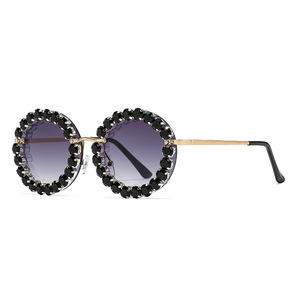 Lunettes de soleil pour femmes Z840 avec strass, monture en métal, verres rouges, protection UV400, design tendance pour une utilisation en extérieur - Product Image 5