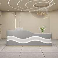 Comptoir de réception moderne en MDF blanc brillant avec éclairage LED, 2 mètres de long, design personnalisable pour hôtels, hôpitaux, supermarchés et salles d'attente