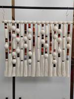 Tapisserie en macramé bohème en mélange de coton recyclé avec franges à nœuds et pompons, idéale pour les marchés artisanaux marocains, cadeau, décoration intérieure, article d'artisanat d'anniversaire