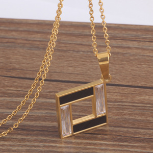 Collar con Colgante Cuadrado Geométrico Hueco en Oro con Incrustaciones de Zirconia, Cadena para Clavícula de Uso Diario, Joyería de Moda - Product Image 4
