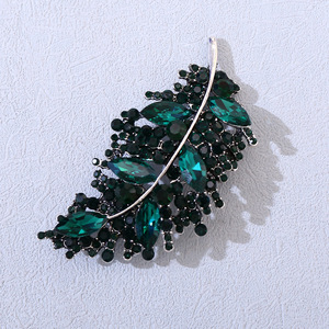 Nueva joyería de moda broche de hoja con incrustaciones de diamantes broche temperamento tendencia ropa de mujer broche bufanda accesorios joyería Pin - Product Image 6