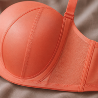 Ensemble de lingerie femme corail orange avec soutien-gorge push-up et culotte classique en dentelle, motif floral brodé, effet liftant et lissant sur les côtés, tendance