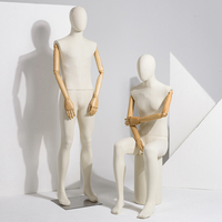 Maniquí Masculino de Alta Calidad con Revestimiento de Tela Plástica y Manos de Madera, en Poses de Pie y Sentado, para Exhibición en Vitrinas