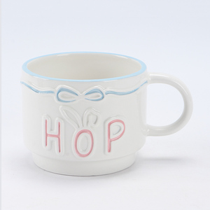 Taza de Cerámica Blanca <span class=keywords><strong>con</strong></span> Letras en Relieve y Decoración de Lazo <span class=keywords><strong>con</strong></span> Borde Azul para una Dulce Mesa de Pascua - Product Image 2