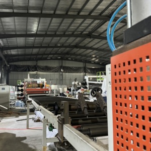 Extrudeuse de recyclage plastique à double vis parallèle co-rotative à deux étages avec refroidissement par eau pour granulés de PP/PET/PVC/TPE/PE et films 380V/220V - Product Image 2