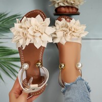 Sandal Wanita 3D Chiffon Bunga Datar dengan Mutiara, Bola Logam Emas, Tali Pergelangan Kaki yang Dapat Disesuaikan, Anti-Selip, Ujung Terbuka, Gaya Boho untuk Pantai (OEM ODM)