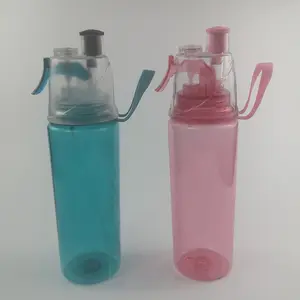 Botella de agua potable con rociador de niebla Botella de agua deportiva con rociador de niebla aislada