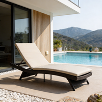 Chaise longue de jardin pliante en rotin PE Meiqi avec table d'appoint, transat de piscine et de plage pour villa et extérieur