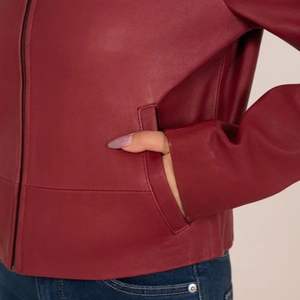 Chaqueta de Motociclista Clásica de Cuero Genuino Rojo para Mujer, Transpirable, con Cuello Alto, para Invierno, Estilo Motero - Product Image 3