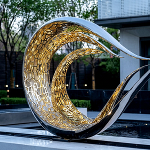 Grande sculpture en acier inoxydable sur mesure, anneau ondulé effet miroir pour aménagement aquatique extérieur, pour projets commerciaux, campus et motifs cerf - Product Image 1