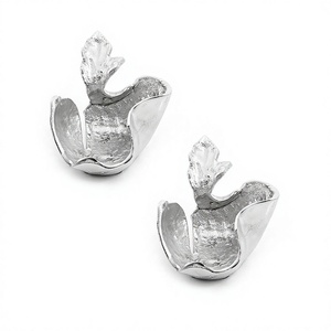 Ensemble de deux bols décoratifs en aluminium couleur argent pour servir des fruits secs, design unique et de haute qualité - Product Image 1
