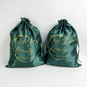 Sacs en satin personnalisés avec logo de marque réutilisables pour emballages capillaires, rubans en satin, sacs à cordon en soie pour cosmétiques verts - Product Image 1