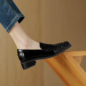 Mocassini casual per la <span class=keywords><strong>donna</strong></span> 2024 primavera di ultima moda a pieghe in vera pelle pumps scarpe da <span class=keywords><strong>donna</strong></span> a punta quadrata scarpe con tacco medio <span class=keywords><strong>calzature</strong></span> - Product Image 3