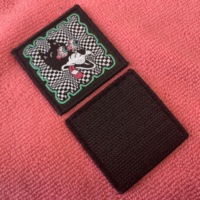 Insigne tissé damassé à bordure surverrouillée avec support à crochet amovible, patch tissé pour vêtements à boucle à crochet uniforme réutilisable