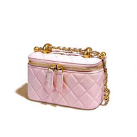 Pochette de maquillage de luxe style designer en cuir pour femme ; Sac à bandoulière tendance avec chaîne à billes métalliques, fabriqué par un fabricant de sacs.