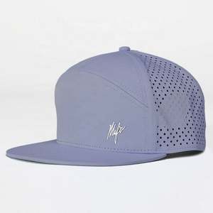 Casquette de baseball respirante imperméable à 7 panneaux perforés au laser, logo brodé personnalisé, casquette de sport performante à visière plate, fermeture snapback - Product Image 1