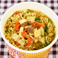 Mi instan cangkir merek Jepang grosir mie instan cepat populer mudah untuk dimakan
