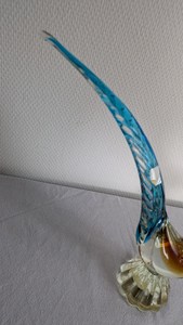 Figura de Pájaro en Forma de Cúpula de Vidrio Soplado a Mano con Cola Azul y Detalles en Ámbar, Decoración Artesanal con Temática Animal de la India (Rajasthan) - Product Image 2