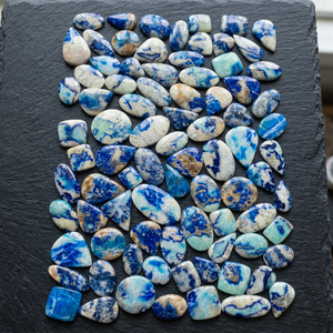 Cabujón de Gemas Sueltas de Afganita Azul Natural en Formas Mixtas para la Fabricación de Joyas al por Mayor - Product Image 2