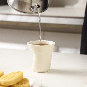 Tasse à eau en céramique froissée de style <span class=keywords><strong>français</strong></span> 150 ml, tasses en céramique façonnées à la main, tasses à café en céramique irrégulières pour la maison - Product Image 3