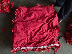 Fiore di alta qualità sfondo di nozze rosso bordeaux rose vero tocco rotolamento fino parete di fiori per la decorazione - Product Image 4