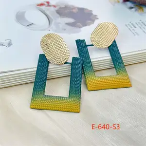 Grosir anting wanita lubang lingkaran daun anting besar geometris warna gradien untuk pesta