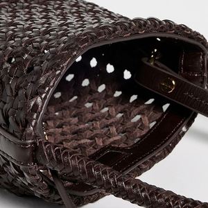 Bolso Cubo Personalizado de Cuero Tejido con Microcanalización y Cierre Magnético, Mini Bolso Portátil de Hombro Único para Viajes al Aire Libre en Invierno - Product Image 4