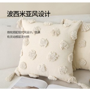 Coussin décoratif carré en peluche style bohème marocain à pois avec pompons et franges - Product Image 2