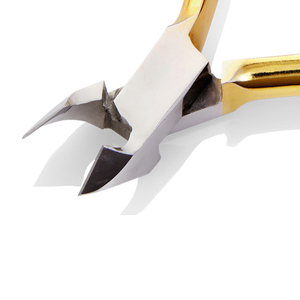 Cortacutículas D-02 de alta calidad con mango chapado en titanio dorado y punta fina para uso profesional. - Product Image 2