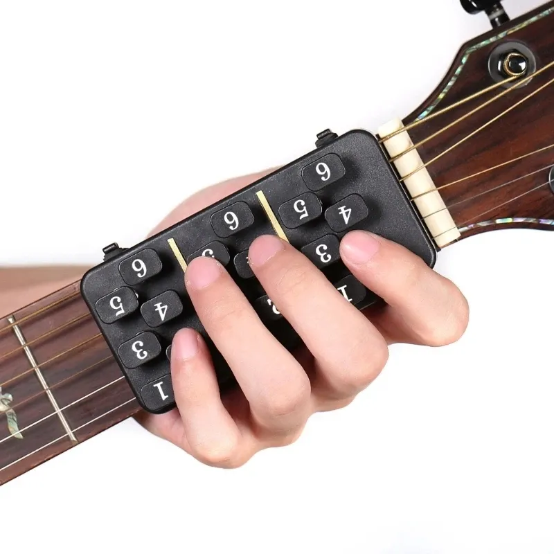 18ボタンのワンキーギターコード練習ツールギター弦の人々から傷つけられた指のためのウクレレコードトレーナー