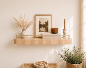 Étagère murale flottante cannelée arrondie avec rail de galerie en laiton, style moderne du milieu du siècle, pour rangement et présentation dans le salon ou la chambre - Product Image 3