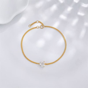 Bracelet minimaliste et délicat en or jaune 18 carats avec diamant de laboratoire taille cœur à trois griffes, ajustable, pour femme, bijoux fins - Product Image 1