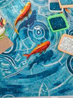 Seni Mural Mosaik Kaca Buatan Tangan Khusus Desain Ikan Koi untuk Dekorasi Dinding Interior Kolam Renang Hotel Villa