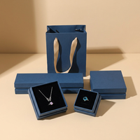 Ensemble d'emballages de bijoux bleu marine : Boîtes et sacs à poignée en ruban, doublés de velours, pour boutiques de cadeaux, usine OEM ODM sur mesure