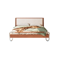 Lit double en bois massif de style Bauhaus du milieu du siècle, tête de lit capitonnée blanche, finition en bois de cerisier, cadre en métal pour chambre principale