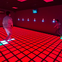 Piso Interactivo LED para Fiestas y Eventos en Interiores, Multifuncional, con Luces de Escenario, Baldosas de Baile y Juego de Piso Interactivo