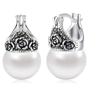 Eleganti Orecchini a Perno in Argento Anticato con Perla d'Acqua Dolce e Design a Fiore, Argento 925 Placcato Rodio per Uso Quotidiano Femminile - Product Image 1