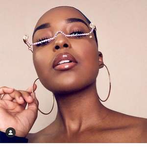 Vente en gros de montures de lunettes de luxe pour femmes, à la mode, avec strass, demi-montures métalliques, lunettes œil de chat avec diamants - Product Image 1