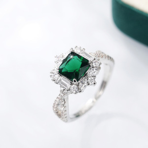 Anello di fidanzamento con taglio Princess verde smeraldo per donna, elegante gioiello da matrimonio - Product Image 2